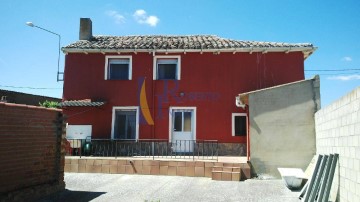 House 6 Bedrooms in Valdesaz de los Oteros