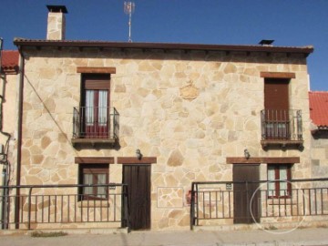 House 6 Bedrooms in Cardeñosa