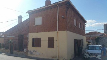 House 4 Bedrooms in Solosancho