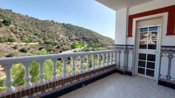 Apartment 4 Bedrooms in Sayalonga