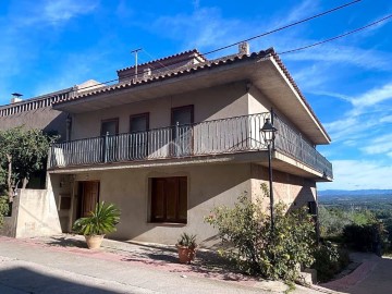 House 4 Bedrooms in Rasquera