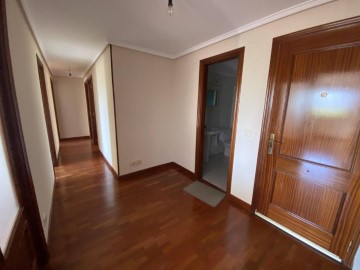 Apartment 3 Bedrooms in Lizarragabengoa