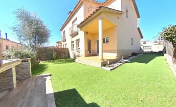 House 4 Bedrooms in Pla del Castell