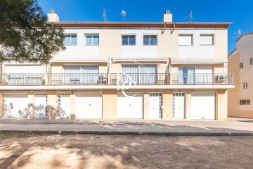 House 4 Bedrooms in Barri de Mar