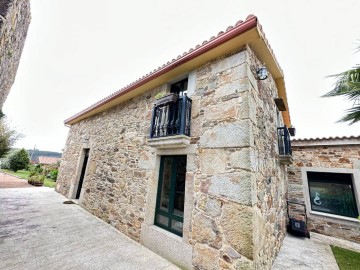 House 4 Bedrooms in Loureda-Lañas-Barrañán
