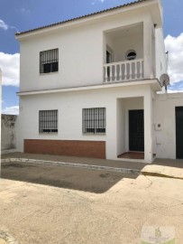House 4 Bedrooms in Chucena