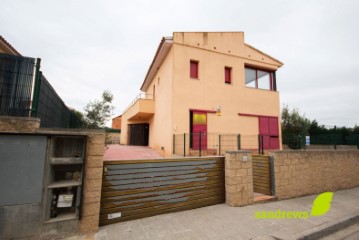 House 4 Bedrooms in Garriguella