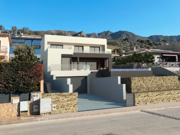 House 4 Bedrooms in Palau-Saverdera