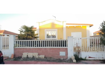 House 3 Bedrooms in Palomeque