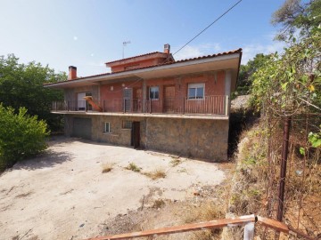 House 4 Bedrooms in Can Olivella