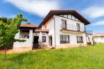 House 4 Bedrooms in Valluerca