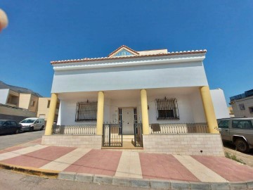 House 4 Bedrooms in Dalías