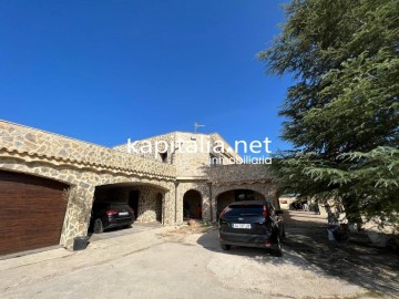 House 5 Bedrooms in l'Olleria