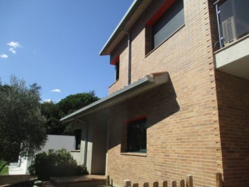 House 6 Bedrooms in Santa Coloma Residencial