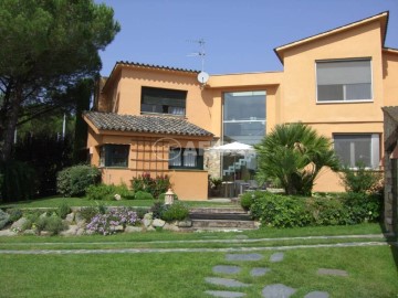 House 5 Bedrooms in Les Pungoles