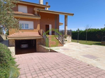 House 4 Bedrooms in Cembranos