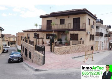 House 4 Bedrooms in Illora