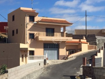 House 4 Bedrooms in Los Gavilanes