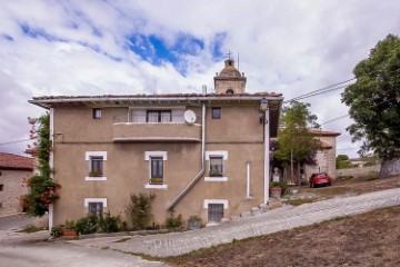 House 4 Bedrooms in Berberana