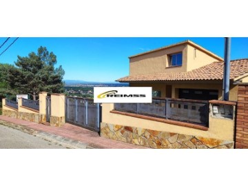 House 3 Bedrooms in Montbarbat