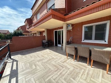 House 4 Bedrooms in Casarrubuelos