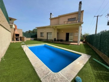 House 4 Bedrooms in Massanes