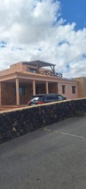 House 4 Bedrooms in Santa Oliva