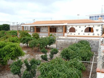 House 4 Bedrooms in Las Chafiras