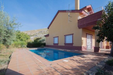 House 4 Bedrooms in Canales