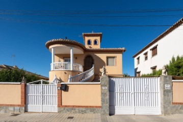 House 4 Bedrooms in Urbanizaciones