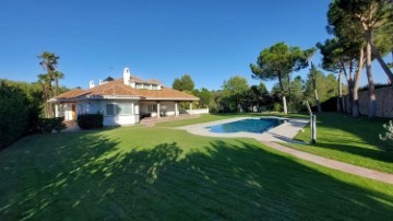 House 5 Bedrooms in La Moraleja