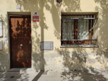 House 3 Bedrooms in Barri Vell