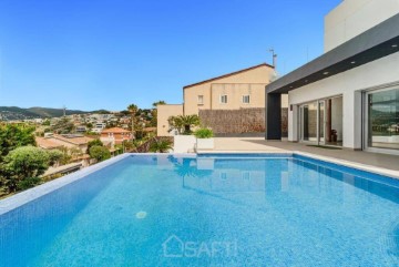 House 4 Bedrooms in Teià