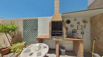 House 4 Bedrooms in Hernan-Valle