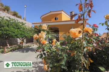 House 4 Bedrooms in Guainos Bajo