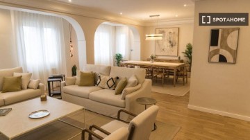 Apartment 3 Bedrooms in Eixample