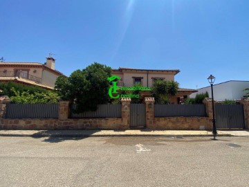 House 4 Bedrooms in Santa Elena