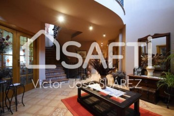 House 6 Bedrooms in La Nava