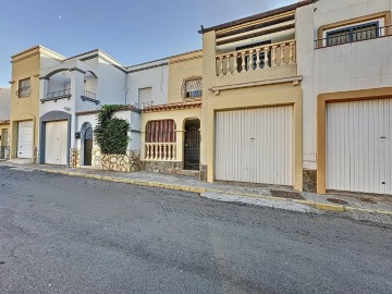 House 4 Bedrooms in Roquetas