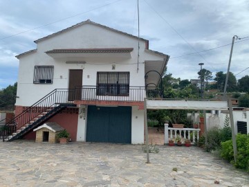 House 5 Bedrooms in Bellvei