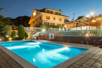 House 8 Bedrooms in Santa Maria de Palautordera