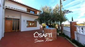 House 4 Bedrooms in Gelida