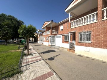 House 3 Bedrooms in Marchamalo