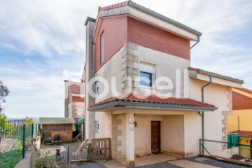 House 4 Bedrooms in Guarnizo