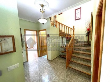 House 4 Bedrooms in Consuegra