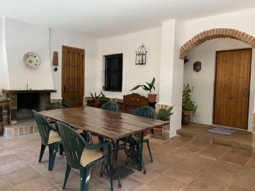 House 4 Bedrooms in Carmona