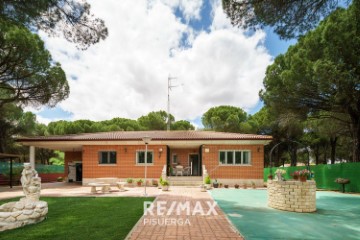 House 4 Bedrooms in Olmedo