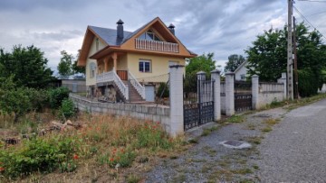 Maison 4 Chambres à Carracedelo