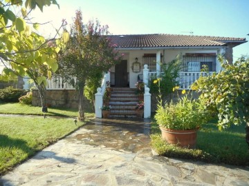 House 4 Bedrooms in Parrillas