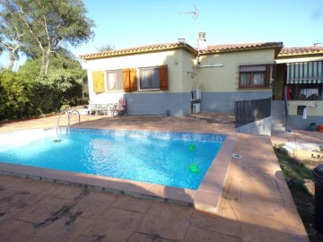 House 4 Bedrooms in Santa Coloma Residencial